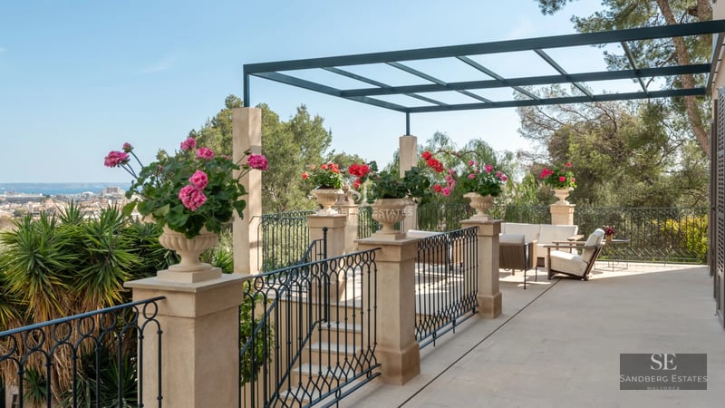 Expansive terrace featuring an infinity pool, sun loungers, and panoramic views. Modern and minimalist design. Ideal for relaxation.