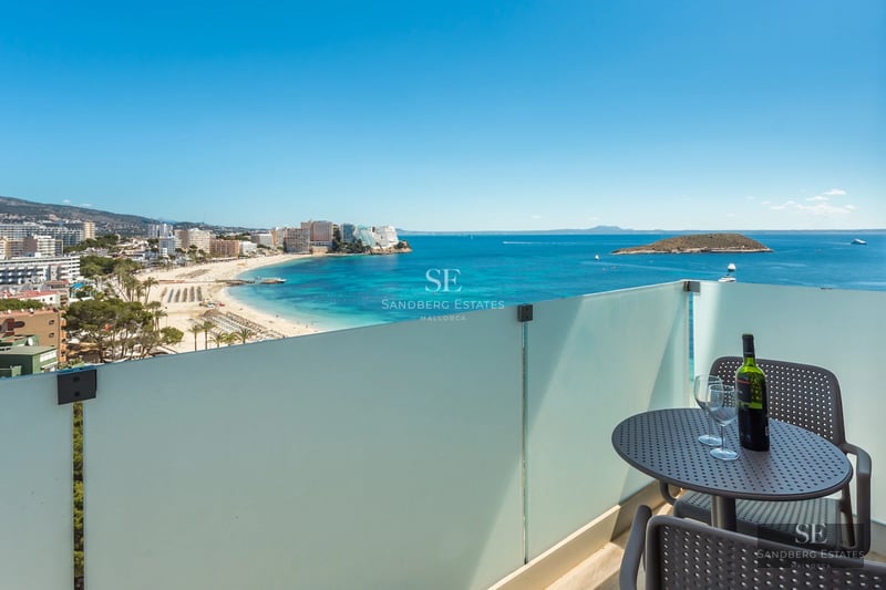 Exterior view of a modern villa with an infinity pool, expansive terraces, and lush garden. Contemporary architecture and meticulous landscape design.