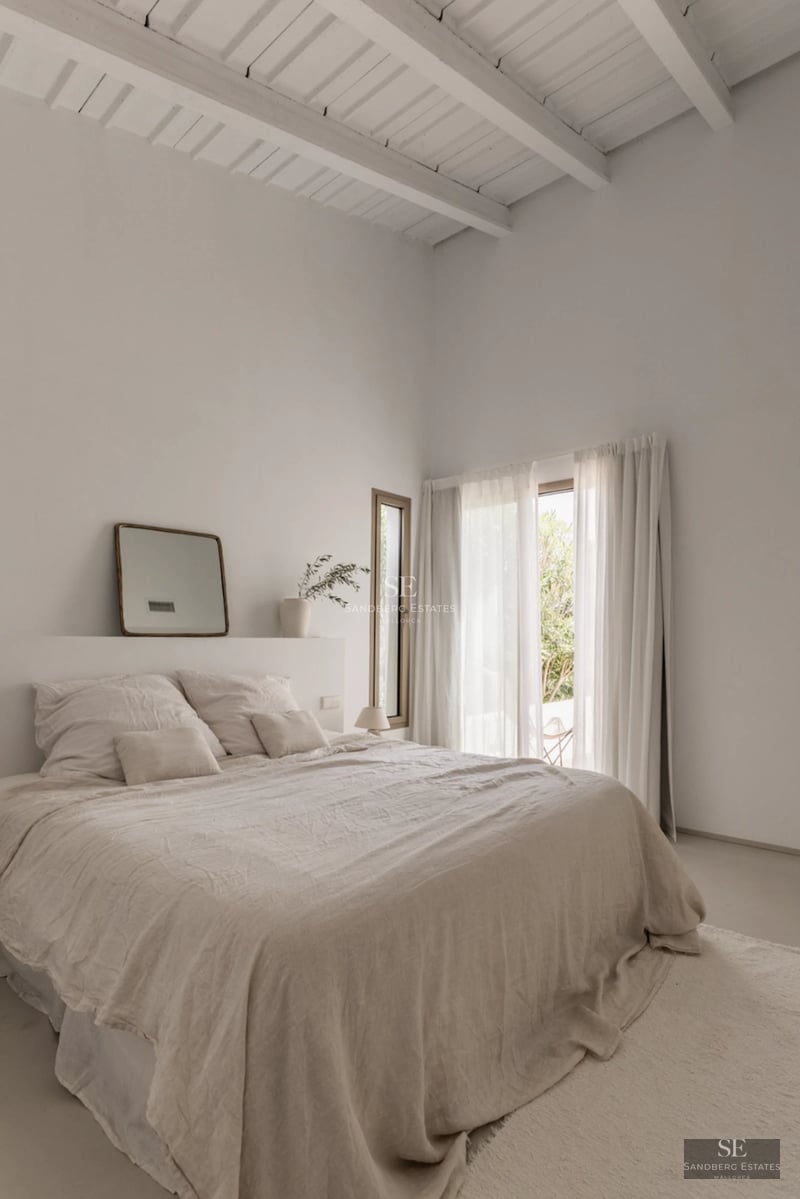 Exterior view of a modern villa with an infinity pool, garden, and terrace. Minimalist architecture with large windows and high-quality finishes.