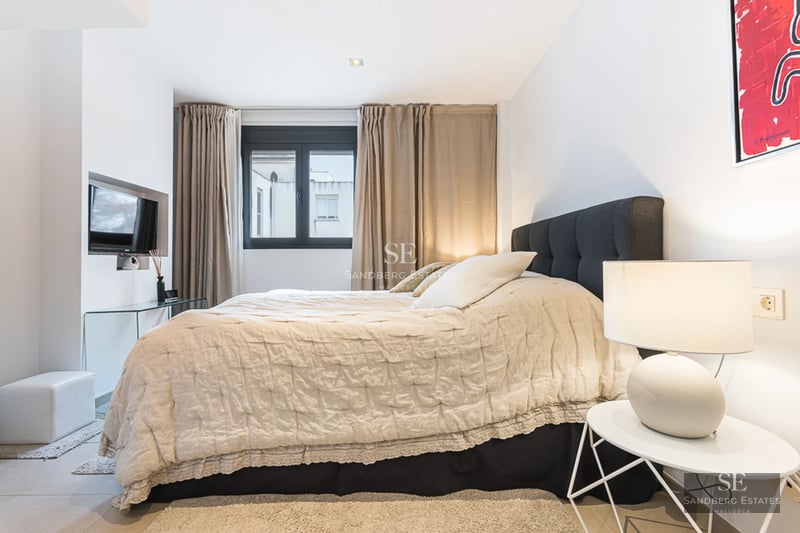 Image of a luxurious villa with an infinity pool, expansive terraces, and lush tropical garden. Modern design with high-quality finishes.