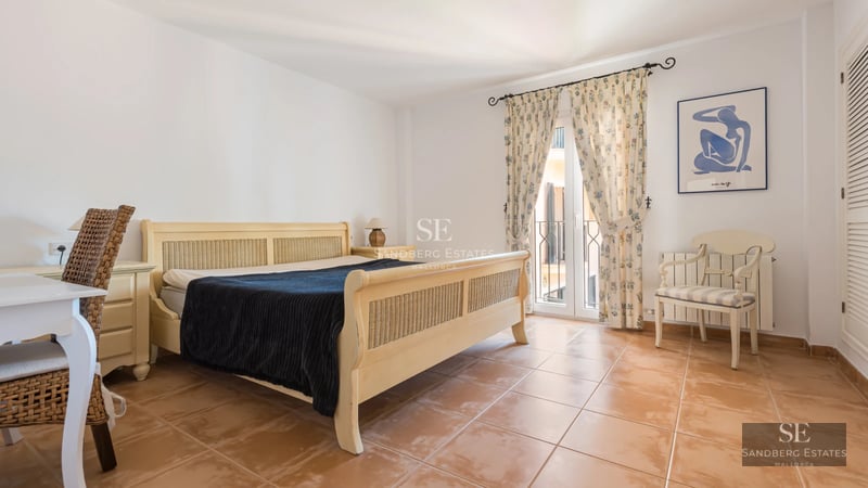 Image of an infinity pool with panoramic views. Modern design, glass, and landscaped surroundings. Luxury and comfort.