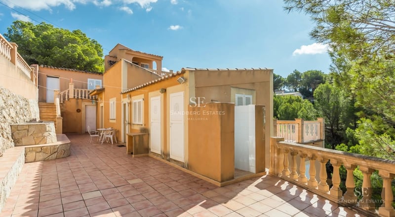 Spacious terrace with infinity pool and panoramic sea views. Modern outdoor furniture. Minimalist architectural design.
