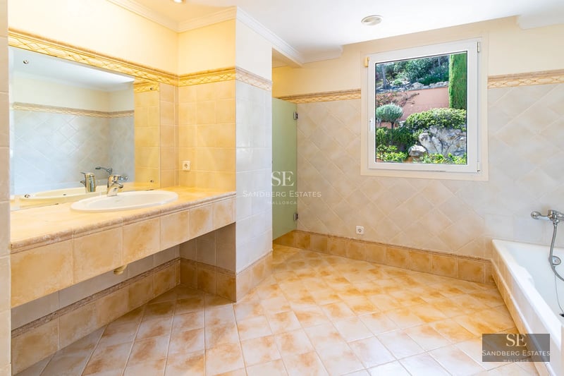 Exterior view of a modern house with an infinity pool, lush garden, and spacious terraces. Contemporary architecture and elegant landscaping.