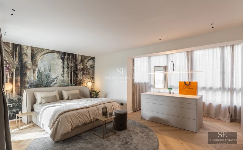 Spacious terrace with pool, sun loungers and views of greenery. Modern architecture with large windows and minimalist design.