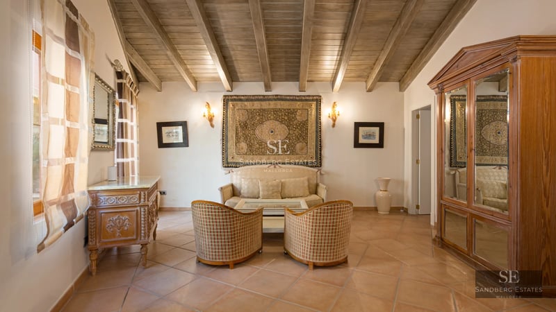 Exterior view of a modern villa featuring an infinity pool, spacious garden, and minimalist architecture. Ideal for families.