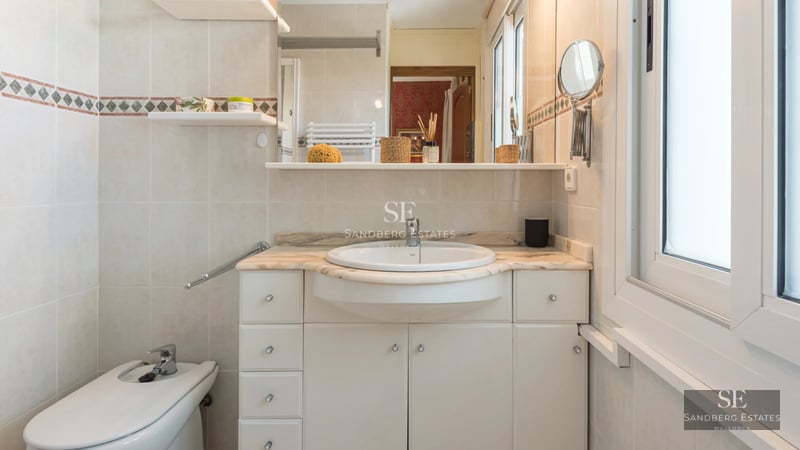 Spacious, bright living room with large windows, access to terrace with pool. Modern and elegant design. High-quality finishes.