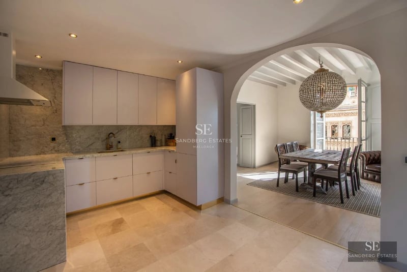 Infinity pool view with integrated jacuzzi and lush greenery. Modern architecture with spacious terraces and direct access to nature.