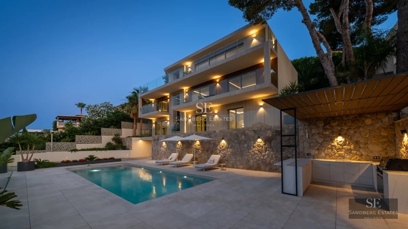 Expansive terrace with infinity pool, panoramic sea views. Modern design, elegant furniture, relaxing atmosphere.