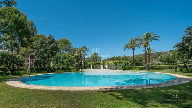 Modern villa with infinity pool, expansive terraces, panoramic windows and minimalist design. Lush vegetation.