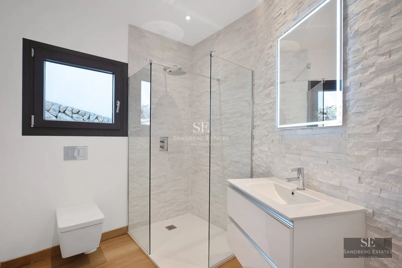View of infinity pool with loungers, lush garden, and modern villa. Minimalist architecture, elegant design, and high-end finishes.