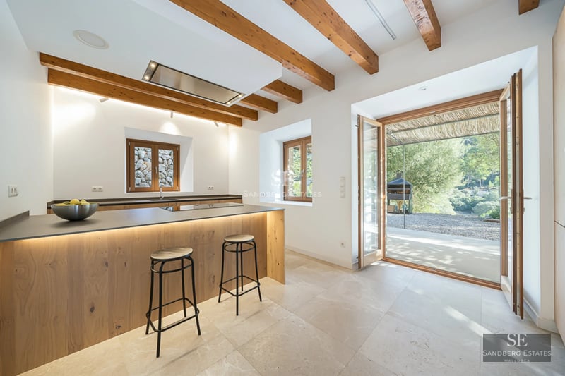 Exterior view of a modern villa with infinity pool, garden, and spacious terraces. Elegant architecture and stunning views.