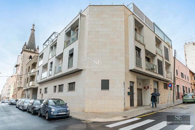 Aerial view of a luxurious modern villa with infinity pool, large garden, and minimalist architectural design. High-quality finishes.