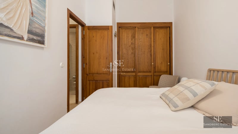 Panoramic view of infinity pool with glass edge and sundeck. Lush gardens and modern architecture.