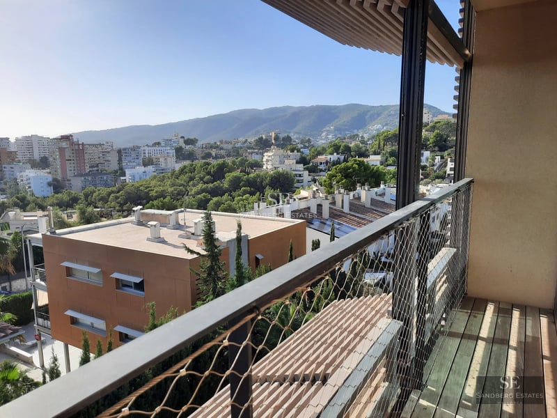 Exterior view of a modern villa with infinity pool, lush garden, and spacious terraces. Elegant and minimalist architecture.