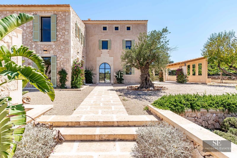 Exterior view of modern villa with infinity pool, lush garden, and spacious terraces. Minimalist architecture with large windows.
