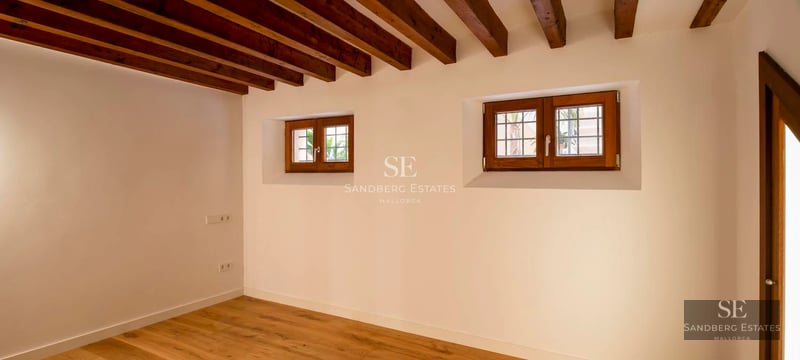 Exterior view of a modern villa featuring an infinity pool, surrounded by greenery. Minimalist and elegant design, with large windows.