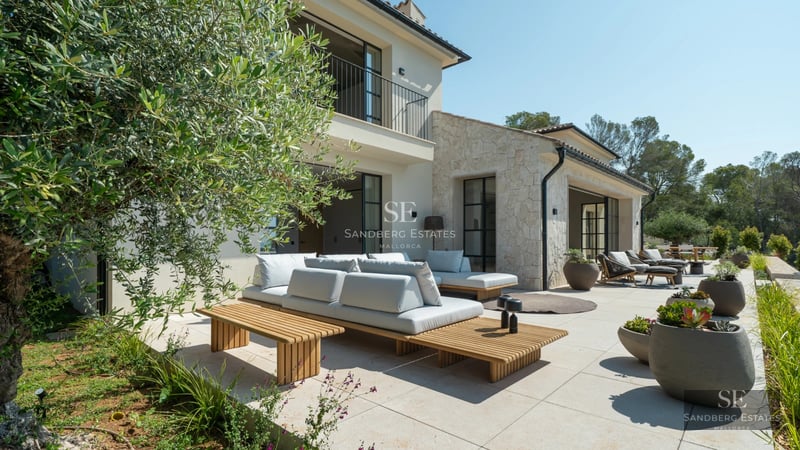 Exterior of a modern villa with infinity pool. Minimalist design, large glass windows, and lush garden. Abundant natural lighting.