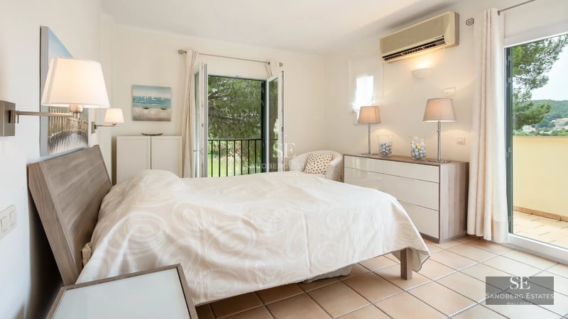 Exterior view of a modern villa featuring an infinity pool, large windows, and lush garden. Minimalist architecture.