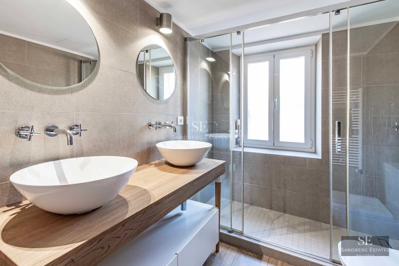 Infinity pool view with terrace and sea views. Modern architecture with clean lines and luxury finishes. Natural lighting.