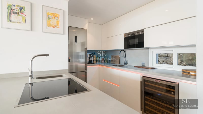 Exterior view of a modern villa with a swimming pool. Minimalist design, large windows, and manicured landscaping. Luxurious and comfortable setting.