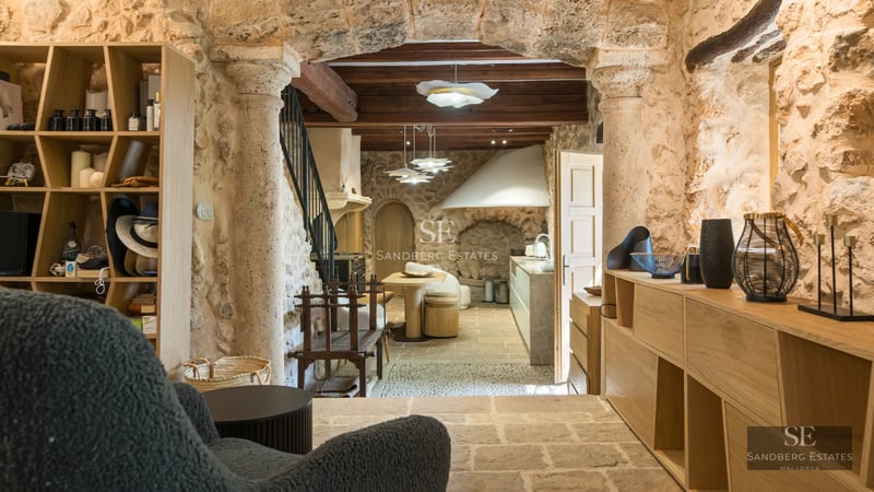 View of a luxurious villa with infinity pool, lush garden, and modern architecture. Elegant design and high-quality finishes.