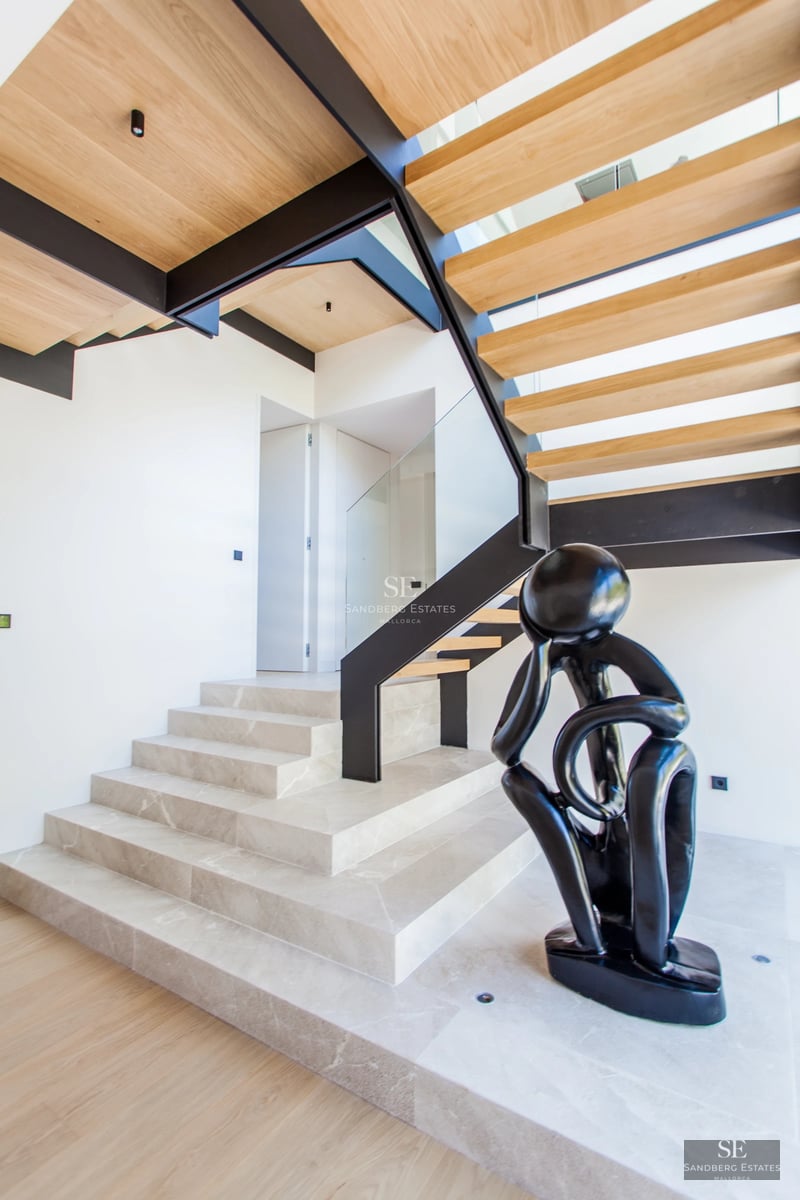 Exterior of a modern home with infinity pool. Minimalist architecture, large windows, and lush gardens. Contemporary design.