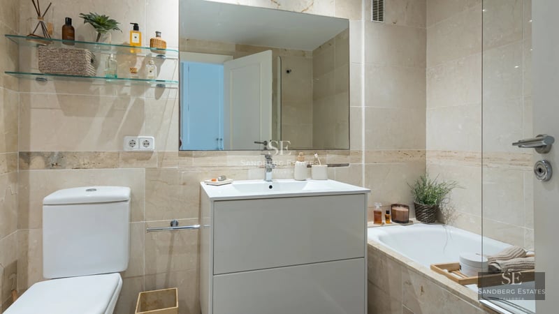 Expansive terrace with infinity pool, ocean view. Modern design with loungers and umbrellas. Ideal space for relaxation.