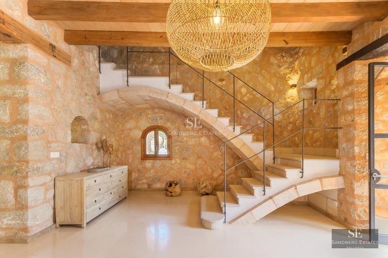 Spacious terrace with infinity pool, sun loungers, panoramic sea views. Modern architecture, glass fronts, and minimalist design.