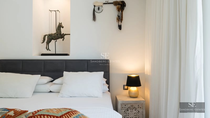 Panoramic view: infinity pool with sea view, modern architecture, spacious terraces, and lush vegetation.