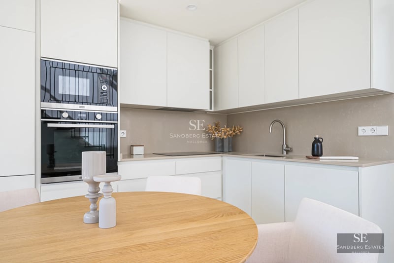 Spacious terrace with infinity pool, sea views. Minimalist design, modern and elegant furniture. Abundant natural lighting.