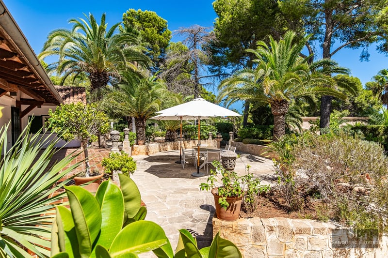 Exterior view of a modern villa featuring an infinity pool, lush garden, and contemporary architectural design. Luxury and comfort.