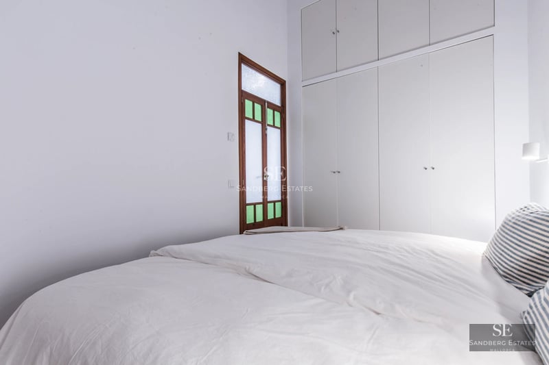 Exterior view of a modern villa with infinity pool, lush gardens and expansive terraces. Minimalist architecture, large windows, luxury finishes.