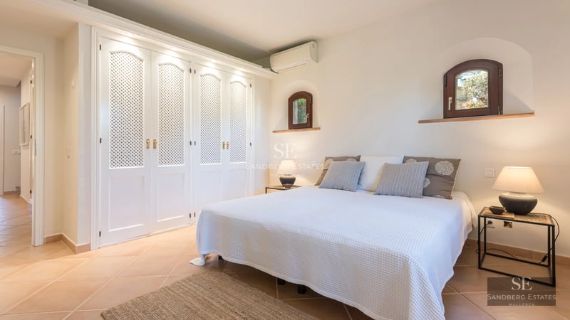 View of a modern villa featuring an infinity pool, lush garden, and spacious terraces. Minimalist architecture, ideal for relaxation.