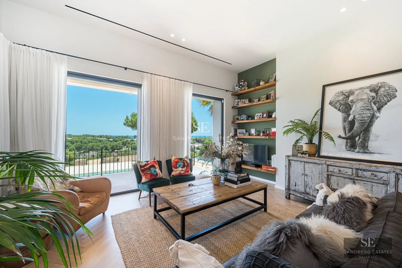 Vue extérieure d'une villa moderne avec piscine, grandes fenêtres et aménagement paysager luxuriant. Design architectural élégant et contemporain.