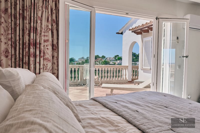 Exterior of a luxurious villa with infinity pool, large terraces, and panoramic sea views. Modern and elegant design.