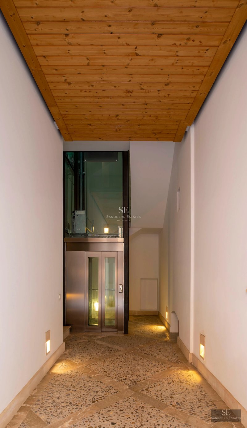 View of a modern house with an infinity pool and large windows. Lush garden and minimalist architecture.