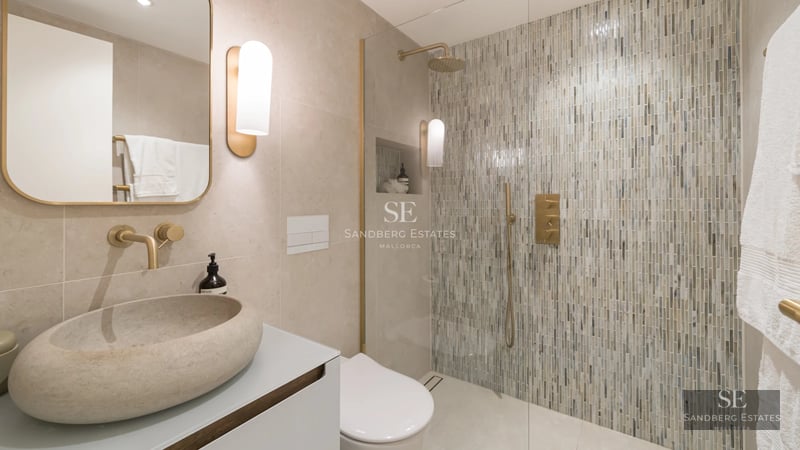 Spacious living room with large windows, balcony with panoramic sea views. Modern and elegant furnishings. Natural lighting.