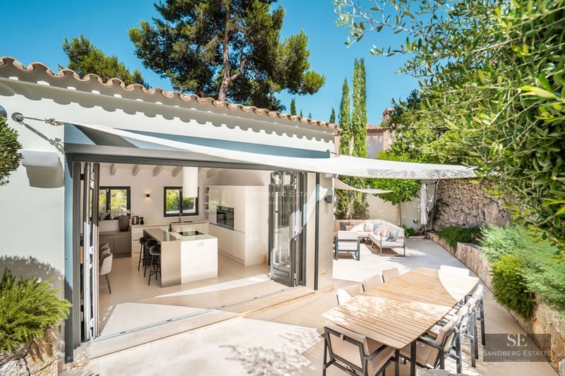 Exterior view of a modern villa with an infinity pool. Minimalist design, large windows, manicured landscaping. Elegance and comfort.