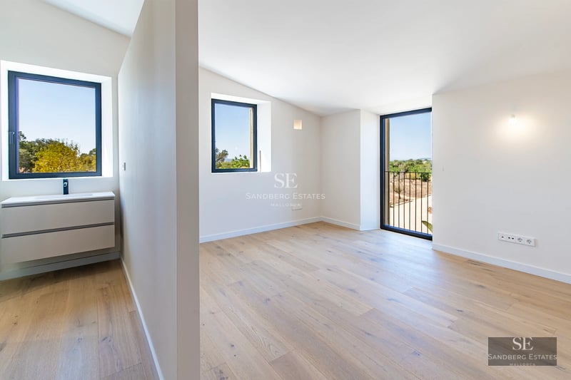 Exterior view of a modern villa with infinity pool, lush garden and large balcony. Minimalist design and high-quality finishes.