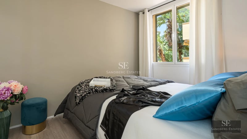 Exterior view of a modern villa featuring an infinity pool, manicured lawn, and designer furniture. Minimalist architecture and large windows.