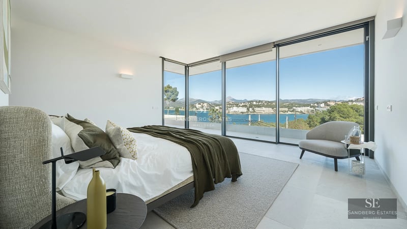 View of a luxurious villa with an infinity pool, spacious garden, and modern design. Warm lighting, ideal for relaxation and entertainment.