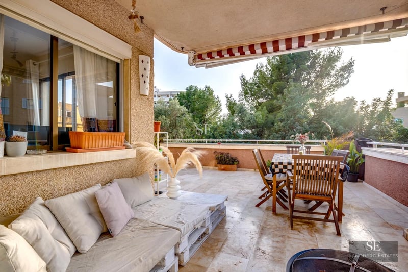 Vue moderne d'une villa avec piscine à débordement, chaises longues et végétation luxuriante. Design minimaliste, grandes fenêtres et terrasses ensoleillées.