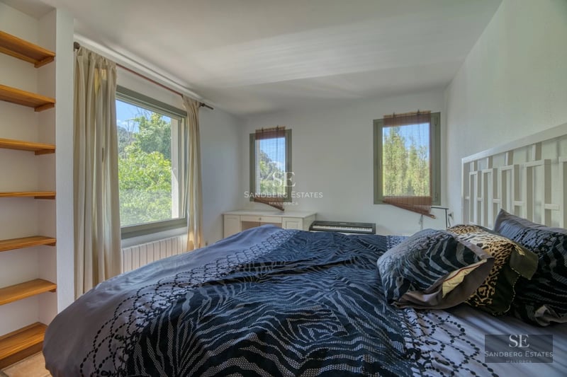 Spacious terrace with infinity pool and panoramic views. Modern furniture, wooden floors, and glass railings.