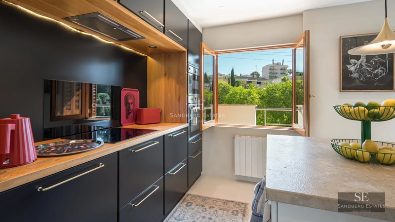 Spacious terrace with infinity pool. Panoramic sea views, elegant sun loungers, and modern design. Ideal for relaxation and entertainment.