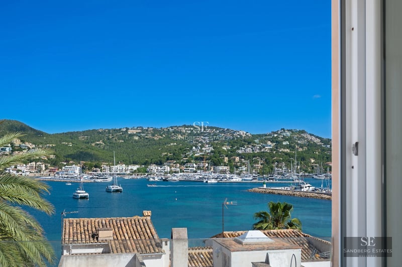 Exterior view of a modern house with an infinity pool and spacious terraces. Minimalist design and high-quality finishes.