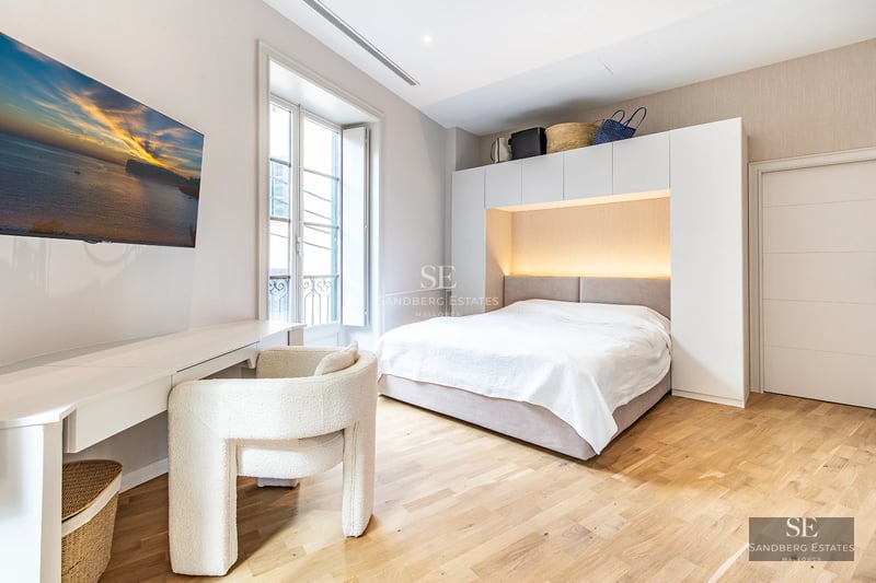 Exterior of a modern villa with an infinity pool and garden. Minimalist architecture with large windows and abundant natural light.