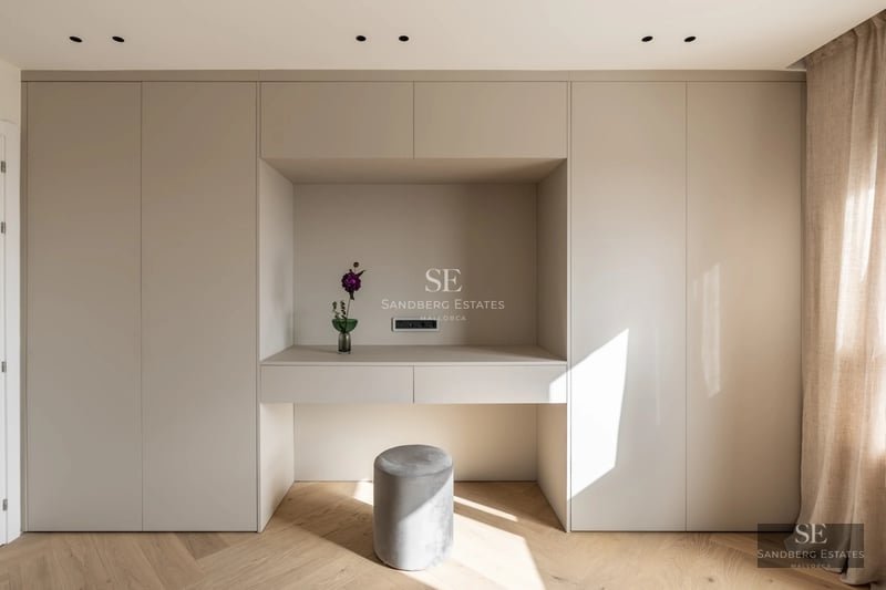 Panoramic view of a luxurious house with an infinity pool, surrounded by greenery and with spacious sun terraces.