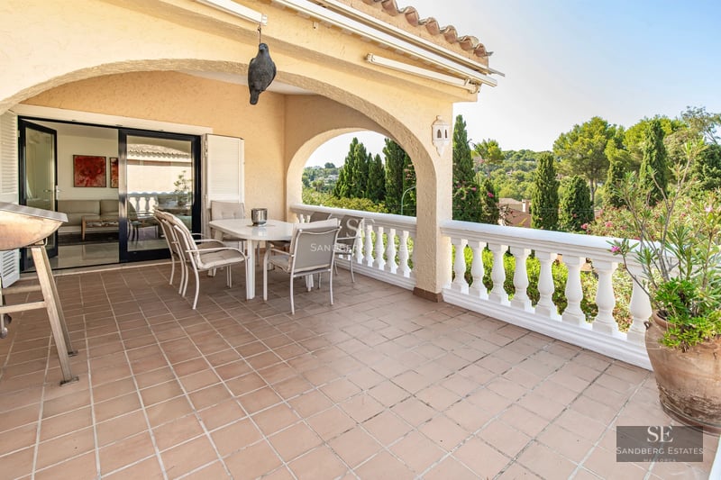 Modern penthouse with glazed balcony, panoramic sea view, light wood flooring and minimalist design. Abundant natural light.