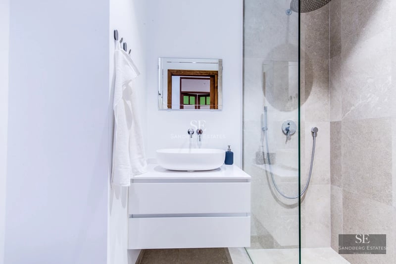 View of a modern house with infinity pool. Minimalist design, large terrace and panoramic views. Natural lighting and neutral colors.