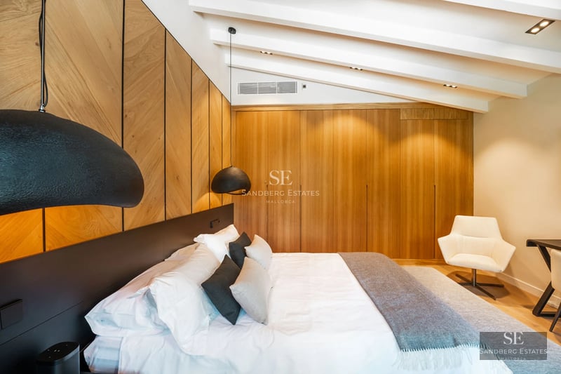 View of a modern house with a reflecting pool. Minimalist design, large windows, and lush vegetation. Avant-garde architecture.